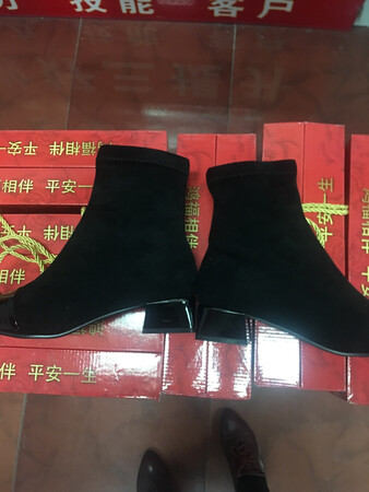 没想到料子真是我想要的弹力布鞋，试了试觉得鞋有点显着长，其它都不错，跟也合适，五星好评