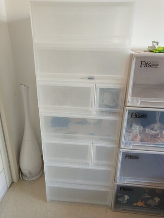 收纳箱干净整齐是我想要的，如果再有深型的就更完美了，箱子浅了大件装不下，期待深型的透明收纳箱。快递师傅也很棒，送货上门。给好评！！！