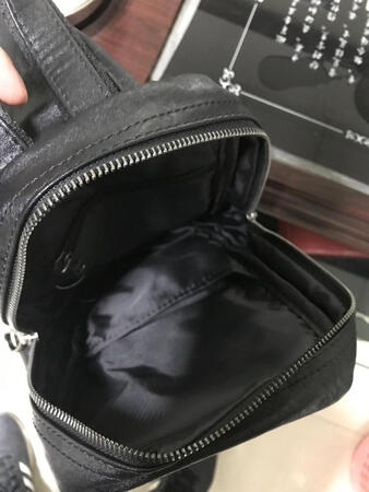多功能性的一个包，送给老爸的，实用又好看，质感不错，买得很值，老爸非常喜欢
