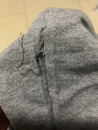 京东跨区调货，速度还可以。不过裤子线头这么长还发过来～～女朋友洗了以后才发现。原来洗了是退不了的，切记切记！