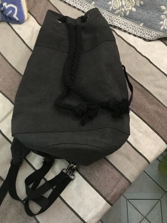包质量很好，使粗纹帆布的，比较时尚，出门游玩背着很适合，容量也够用的！