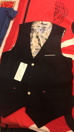 衣服合适，冤枉客服了，还送了小领结。不错哦