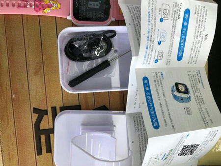 首先这款手表真的很喜欢，女儿一看到就喜欢的不得了，再来评价一下手表，这款表带真的设计的很不错颜搭配的刚刚好，非常适合小朋友佩戴。手表定位非常准确，实用的功能也很多。打电话音质清晰，电池续航也不错，目前了解的只有这么多，总体来说是一个很值得入手的手表！后续还会继续评价的。