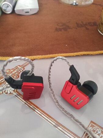 音色很好，各方面很均衡，是我想听到的纯铁声音，希望出更多性价比高的纯铁。