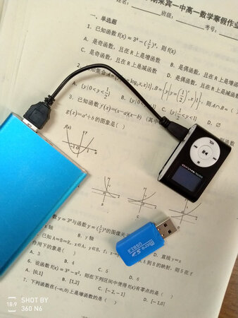 差评！根本充不进电，储存卡也有问题，把音乐下好后插到MP3里，80％的文件受损无法播放。