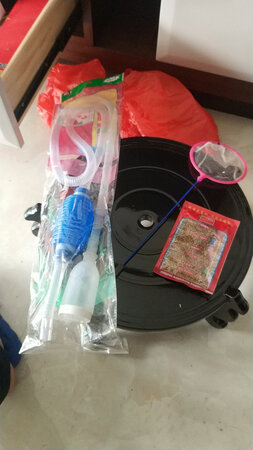 送的东西不齐！联系客服不回信息！另外买的底座也是坏的说的4重惊喜都不齐