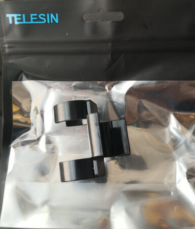 夹遥控器的，质量不错，与自拍杆合用，这家的配件都不贵，值得信赖的商家。