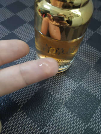 商品收到好几天了，用过后才上来评论的，这款原液不油腻轻轻柔开后很好吸收，过后脸上能感觉到肌肤润滑了许多，挺好用的