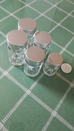 很漂亮的小瓶子，送了盖垫和防潮片，好喜欢，赞了