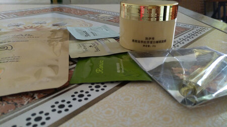 发货快，物流也很快，一直用这个牌子的护肤品，效果很好，卖家还送了一包面膜还有几包护肤的，很好，用完再来。