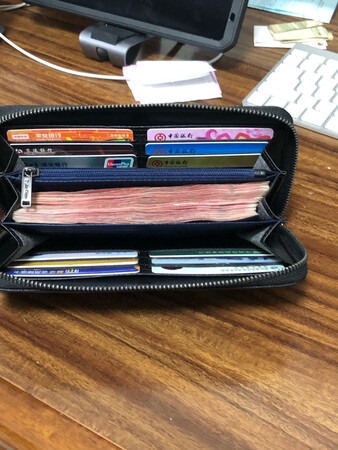 速度快、包装很精美、包也不错、可以装很多卡、也能装手机、小巧实用、满意的一次购物！