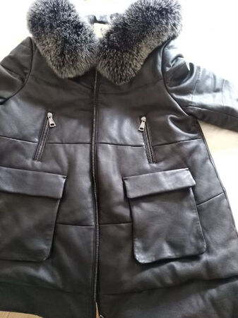 衣服收到了，还没穿。拍的有点大了，领子很好。就是皮子没有想象的亮，可能是真皮吧！穿几天就知道是不是真皮了。穿了还会追评的