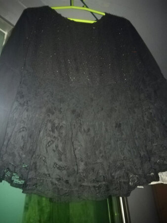 感觉有点胖（衣服）样式不错，材质也比较舒服希望我能用身材征服它?