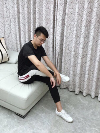这条裤子质量非常好，非常满意，做工精细，穿起来非常舒适，版型很好，很时尚，大小合适，穿着也非常不错，值得推荐。