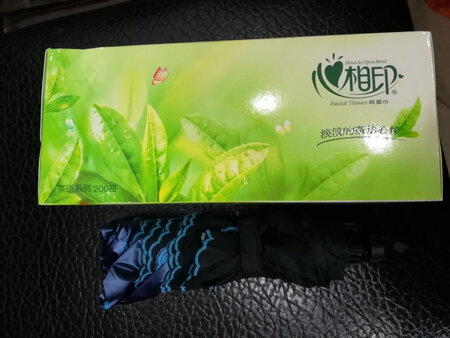 一直买上海故事这款伞，关键是小，轻，耐用，收放流程，比很多大牌遮阳伞实用多了。