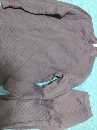 衣服质量还可以，价格也不贵，颜色也挺好的。