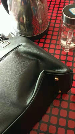 且不说快递送的有多慢，这质量……？？？？包体损伤和大面积胶水。申请换货了，还不知道会怎样，真的很……?