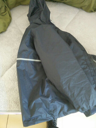 雨衣已收到布料实厚，应该防雨水很好，里面绵内胆也柔软，是用拉链锁上去的这样不怕穿着移位，放心防寒了。也合身，总结很满意。