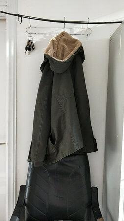 衣服厚。挺厚穿了暖和。开个车啥的穿着行。挺好的。