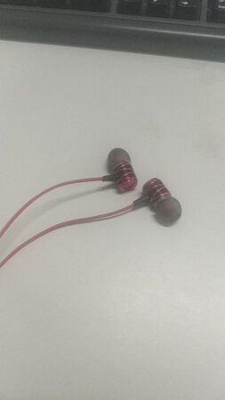 音质很差，而且做工感觉一般。包线很硬，感觉像是塑料的。说实在的还不如10元地摊货。