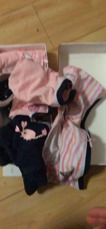 买内衣内裤和袜子以及保暖衣裤首先南极人，质量好价格优惠。去年买了一盒黄色菠萝印花的内裤，今年选了一盒粉色海洋系的。