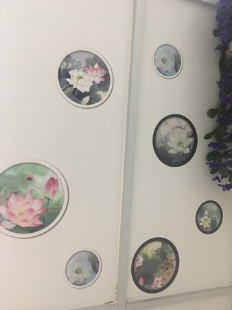 买了两份，贴在房间隔板白板上，配合在别家买的荷花，很配，为房间增添色彩，自己家人都喜欢，性价比高，?