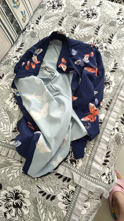 衣服收到了，第一次洗有点掉色，穿上很舒服很喜欢