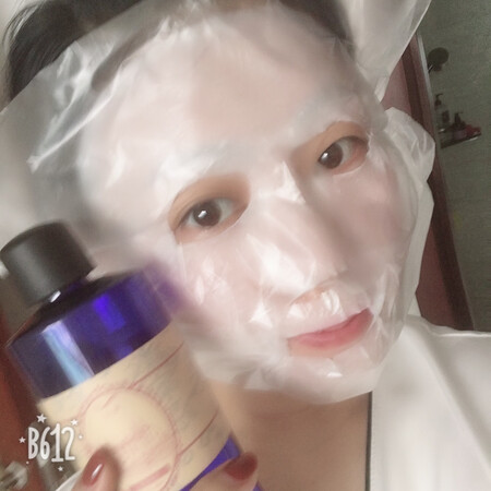 用着用着突然想起来还没给评价，已经多次回购了，朋友都说我白了，哈哈，太开心了，我喜欢在压缩面膜上面敷个保鲜膜，这样不容易干，效果棒棒哒