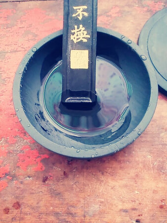 我想测试一下曹素功这个品牌的含金量  所以选了一款最便宜的  来墨较慢   有明显的摩擦感   应该是杂质的缘故