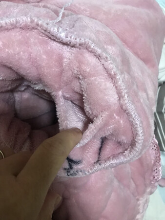 暖是暖，衣服是坏的太失望了，?子里面坏一个大大的洞，里面还发黑，说换一件，买家还叫我自己出快递费，