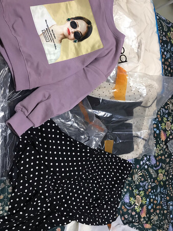 这次买了四件，除了羽绒服是妈妈的，另外三件都是给自己买的春装。这条裙子很漂亮，也很合神，长度快到膝盖，算是有点长，春天穿正合适。满意。