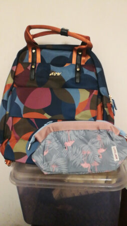 不错，大小合适，艳色很鲜艳，样式也不错。