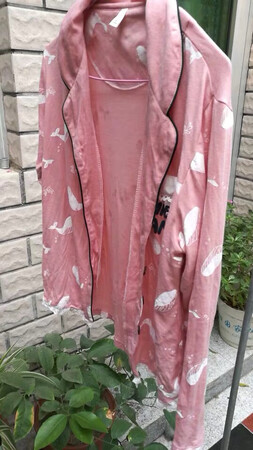 洗完不缩水，穿着挺舒服的，袖口比较大，裤子长短合身