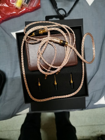 发货有点慢，东西还是不错啲，很软，用起来很舒服，做工也不错，送小孩的礼物，用一段时间再说吧。