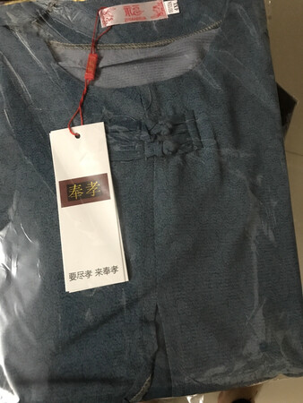 衣服布料很舒服，老妈穿上很合身，看起来质量不错?！以后就认准这家店了！