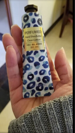 很喜欢的牌子，虽然不是很滋润不过春夏用用正好，最重要的是香味