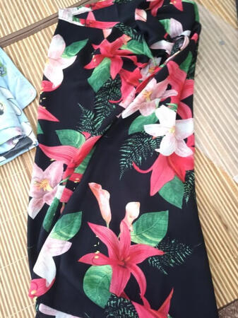 很好看的花色，颜色也正，料子舒服。穿上显瘦
