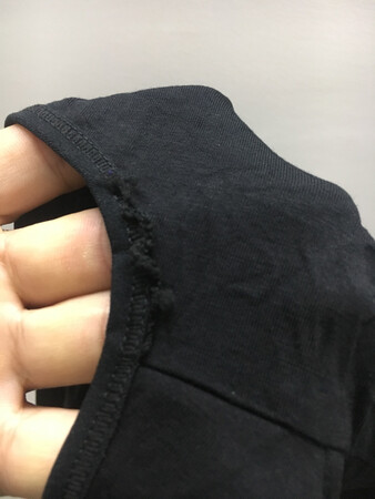 物流不送上门，没征得我同意的情况下直接放在门卫处，然后发条短信让我去取。物流速度还可以，包装盒上有一层灰尘，包装简单像山寨货，码数合穿，穿着舒适，2条裤缝线口有线头，其它还可以，待穿着后真实情况再与大家分享。