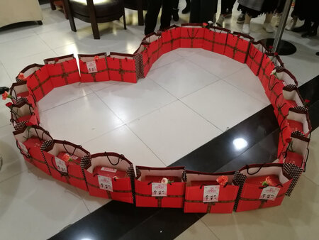 买来装三八礼品的，很好看，质量不错，结实耐用，红色喜庆，大气，物流也快