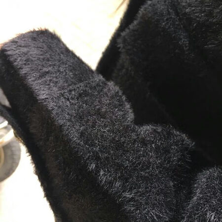 商品质量的确不错，款式颜色显瘦，料子也柔软舒适，好评了。