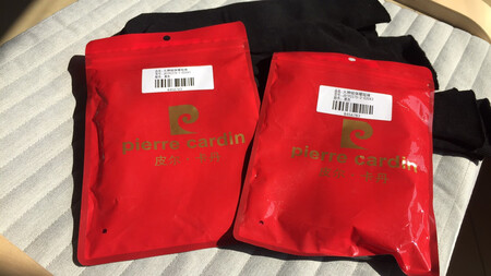 袜子前段里子接口明显，穿着脚感也明显，所谓男袜女袜从包装到外形都几乎没有差别，与品牌品质不太相符