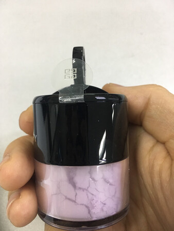 产品收到，给人感觉很山赛的感觉，打开仔细检查，发现在拉条上有粉粘着，给人打开过一样，服务态度不怎么好，回复速度很慢，不解决实质性的问题，物流需要20天左右，总体感觉不怎么样，需要购买的要好好考虑。