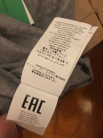 在广州买过a货的话，感觉差不多。可以对比一下京东自营商品的标签，紫色是京东自营品，黑色和灰色是本次购买。可以对比一下紫色衣服图，细节还是有差距的。不管了，a货也要3-400元，这次优惠活动后，也是贵200多。算了就不退了。布料质量厚实的。比较厚。看图吧