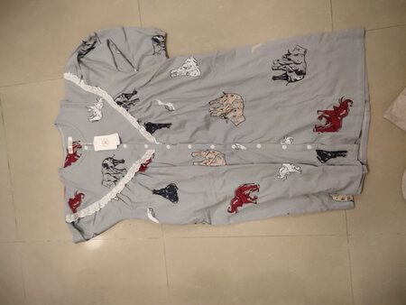睡裙收到了，衣服的手感不错，还没下水，不知道会不会缩水，客服介绍的尺码正好，态度很好，给个?总觉得不错，还会继续光顾你店铺，不错，给个好评！
