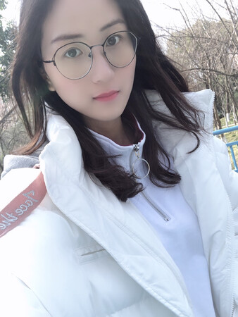 美美哒 质量也不错 料子很软  就是袖子与肩处穿着很显胖 有种起飞的感觉 很减龄的衣服 对了 中了一个手表 买**次了 第一次得到奖品 开心