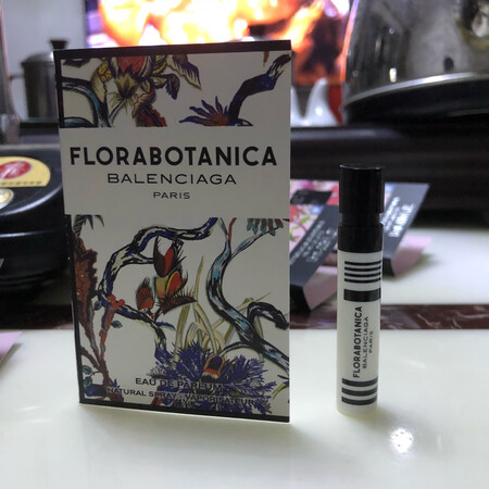 巴黎世家 中调开始很温和 温柔 的感觉 个人觉得有点干洗完澡身上带有的沐浴露气息