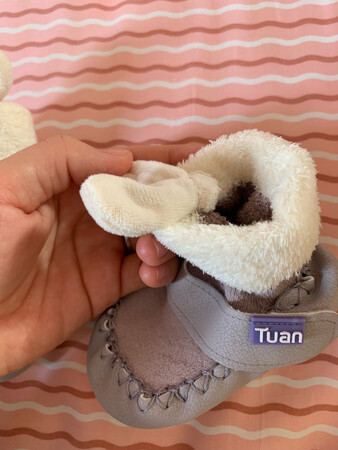 鞋子质量还不错 颜色很好看，底子是橡胶底子 美中不足是袜腰部分小兔子的耳朵缝的有凸起 还没有试穿感觉会把宝宝的腿硌出印，这点有待改进，别的还是很不错的