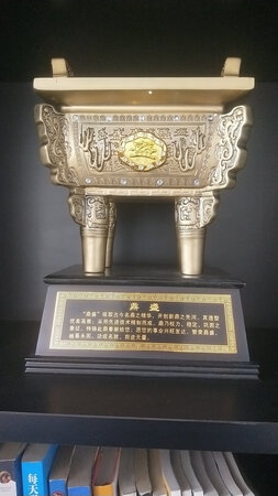 很不错，与描述相符，非常喜欢！快递小哥服务非常周到、热情！