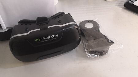 给我的感觉还是很好的，有身临其境之感，比去电影院还好，同事体验过之后也准备入手。效果好不好其实和镜子关系并不是很大，主要还是得看视频和手机屏幕分辨率，至少是超清1080p以上才会有比较理想的效果。手机我用的荣耀v10分辨率21601080像素密度400ppi，没有其他评论说的颗粒感。少一颗星是因为头显装手机的壳子卡不住，换了一次货，新收到的没问题；还有就是所谓的吃鸡神器没#。app建议选择爱奇艺vr，个人感觉最好用。总得来说，东西不错，可以入手。