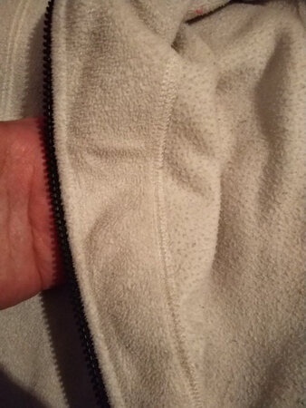 你们的品牌简介上说。你们很注重品质。但你们做出来的产品真的很差！白色那一款我2000年的时候买的，你们2010年才创立。你们向那些优秀的品牌学习过吗？品质不是吹出来的，是实实在在做出来的。看看那些残留的线头。拉链的方向都安反了。你们所选的面料不错。但做工真的很次。像一些好的品牌，真正的学习一下吧。希望你们能做出真正有好品质的产品出来。我对你们这么挑剔。只是恨铁不成钢。你们应该看一看别人是怎么样处理这些细节的！细节决定成败。